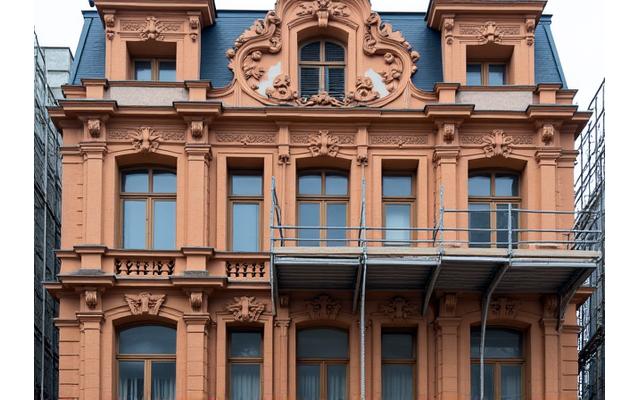 Restauriertes Altbaugebäude in Wien mit traditionellen Lehmbautechniken
